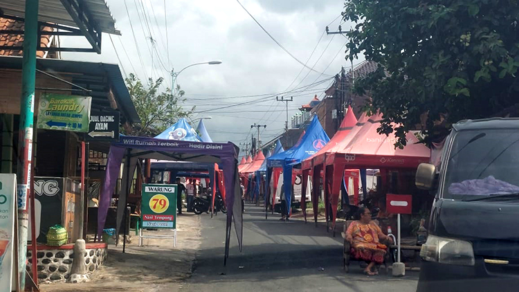 Jalan utama Bakungan Glagah Banyuwangi sudah ditutup untuk acara Seblang.