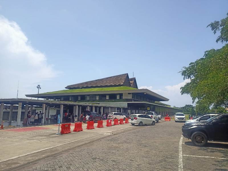 NORMAL: Bandara Banyuwangi tetap beroperasi seperti hari biasa meski Gunung Raung erupsi, semua penerbangan normal Senin (9/6).