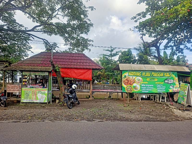 Warung es teler di Dusun Gembolo, Desa Purwodadi, Kecamatan Gambiran di Lokasi Penusukan Buka
