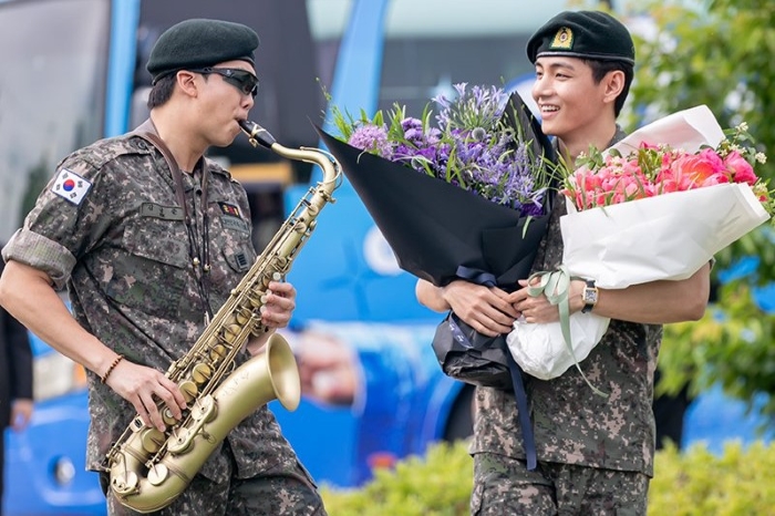 RM dan V resmi selesai wamil hari ini, kabar bahagia untuk ARMY.