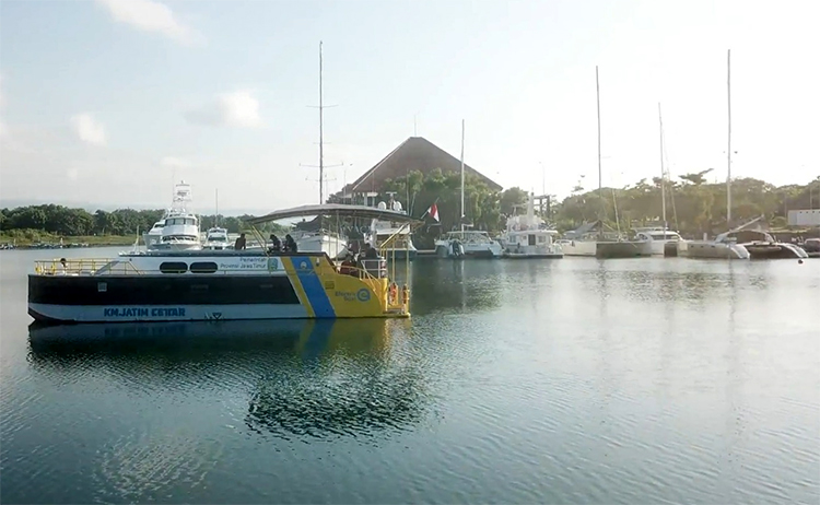 Kapal listrik mewah berlayar di sekitar Pantai Marina Boom Banyuwangi.