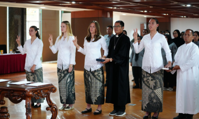 AMUNISI BARU: Pemain timnas Indonesia putri menjalani sumpah sebagai WNI