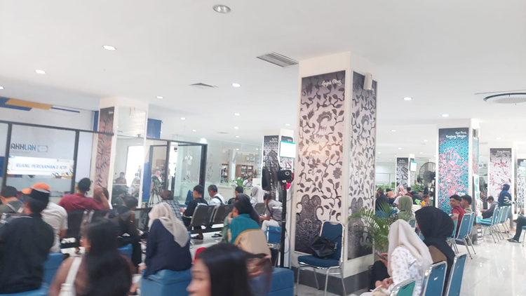 ANTRE: Ratusan orang menunggu giliran mendapatkan pelayanan di MPP Banyuwangi, Selasa (10/6).
