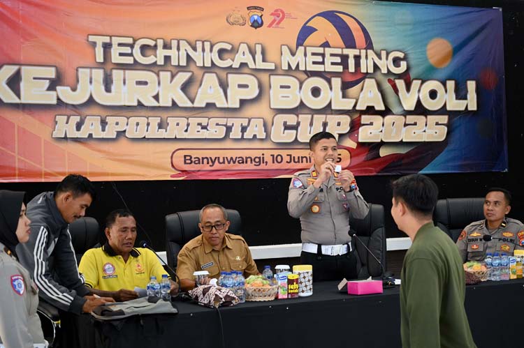 UNDIAN: Ketua Bidang Organisasi PBVSI Banyuwangi, AKP Diamon, mengundi tim-tim yang akan bertanding dalam Kejurkab Bol Voli U-17, Selasa (10/6).