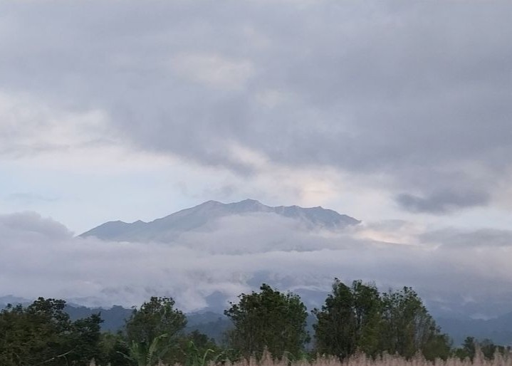 Gunung Raung kembali erupsi 11 Juni 2025.
