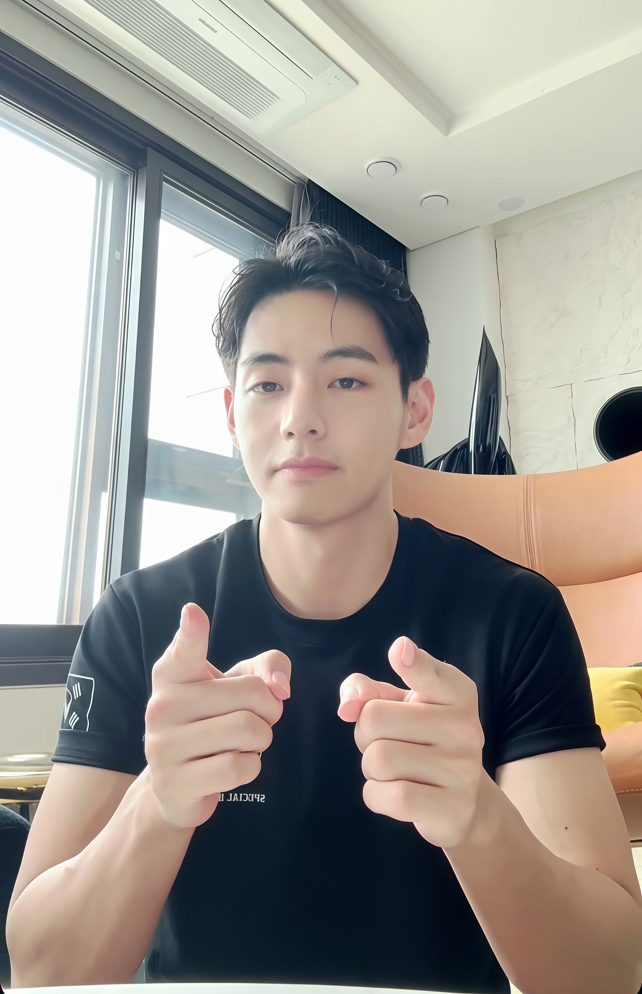 V Tampil gagah di live streaming Weverse.
