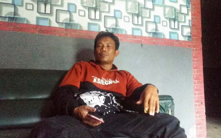 Joko Suyoto, ayah Farel Prayoga sedang bersantai di depan rumahnya beberapa waktu lalu.