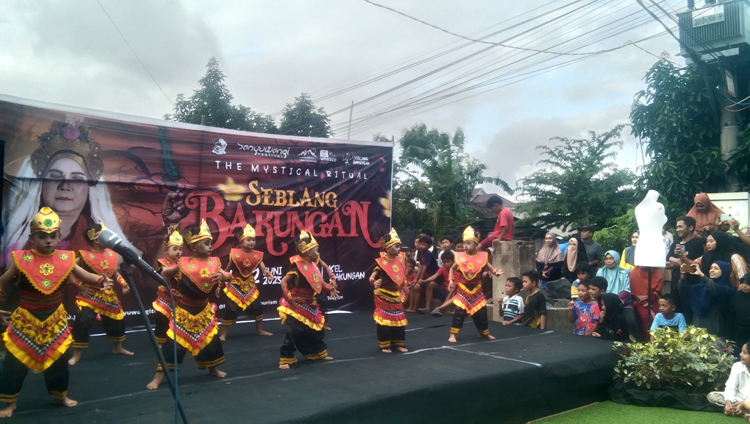 BIKIN SEMARAK: Anak-anak TK menampilkan tarian tradisional dalam rangkaian Seblang Bakungan di Kelurahan Bakungan, Kecamatan Glagah, Selasa (10/6).