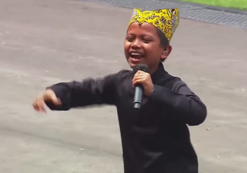TAMPIL: Farel Prayoga saat menyanyikan lagu Ojo DIbandingke dalam perayaan HUR Ri ke-77 di Istana Negara