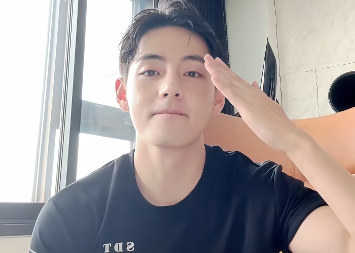 V Tampil gagah di si Weverse saat live streaming.