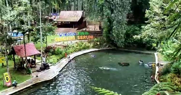 Sendang Seruni Banyuwangi memiliki kolam pemandian yang luas dengan air jernih.