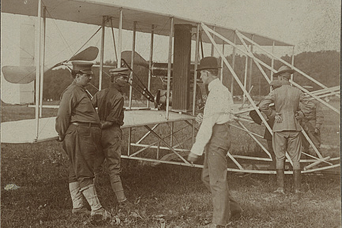 Ilustrasi Wright bersaudara mencoba pesawat di Fort Myer, Virginia.