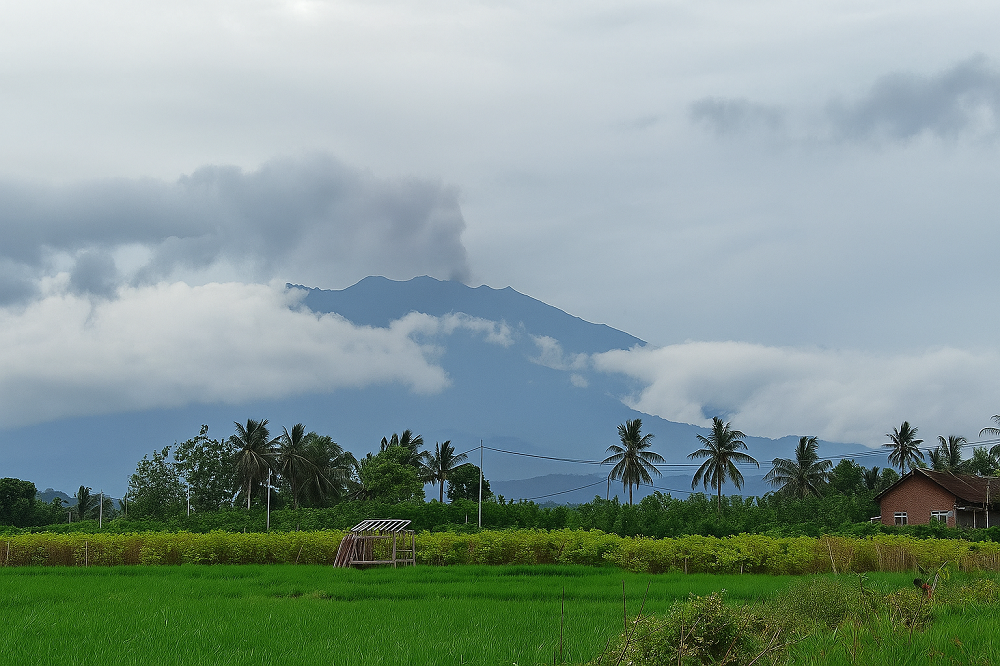 Potret Gunung Raung Erupsi dilihat dari Desa Kaligondo, Genteng, Banyuwangi.