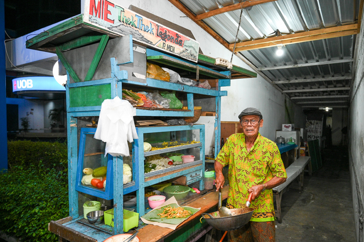 Pak Men sedang memasak mie tek-tek untuk para pembeli, Rabu (11/6). Setiap hari Pak Men mangkal di pinggir Jalan PB Sudirman, Kelurahan Penganjuran.