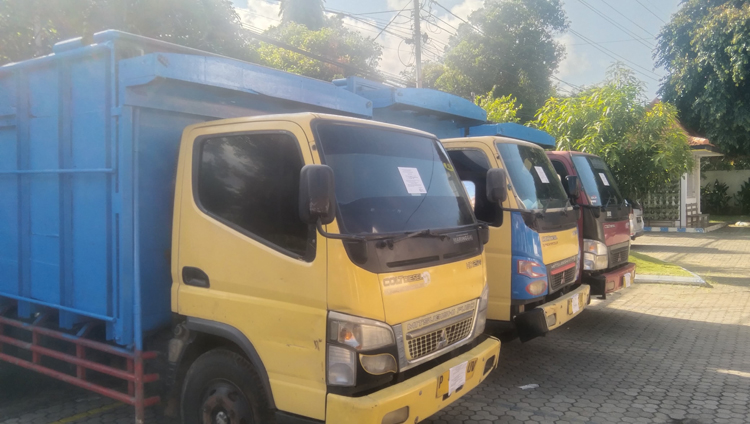 BAKAL DILELANG: Tiga unit truk sitaan dari WP yang tidak dapat melunasi tunggakan pajak diamankan di halaman KPP Pratama Banyuwangi, Rabu (11/6).