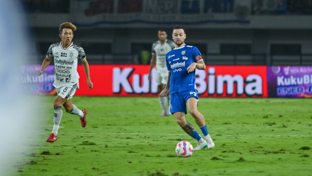 BERTAHAN: Marck Klok akan menjadi bagian skuad Persib Bandung di pentas Liga 1 2025-2026