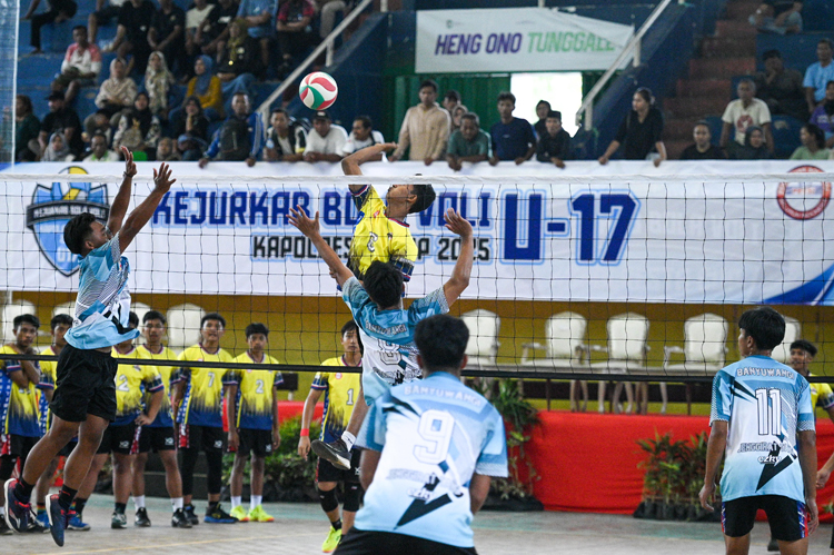 Tim bola voli putra PBV Banyuwangi bertanding melawan tim Plampang dalam bapak penyisihan Kejurkab Bola Voli U-17 di GOR Tawangalun, Jumat (13/6).