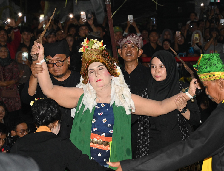 Isni menari dengan iringan musik khas Banyuwangi, Kamis malam (12/6). Wanita berusia 53 tahun tersebut adalah generasi ke-13 penari Seblang Bakungan.