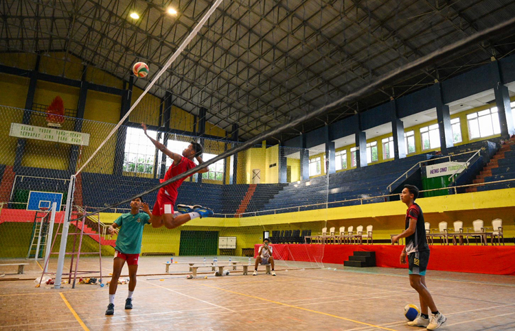SIAP BERLAGA: Calon peserta menjajal arena pertandingan di GOR Tawangalun Banyuwangi Kamis (12/6).