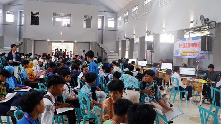 PERSIAPAN MENDAFTAR: Para calon siswa menyerbu SMKN 1 Glagah untuk mendapatkan PIN SPMB, Kamis (12/6).