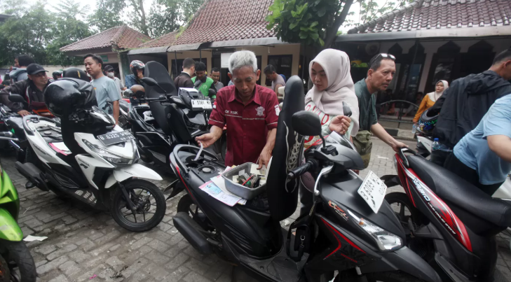 BEBAS DENDA: Warga DKI Jakarta menikmati pemutihan denda pajak dalam rangka HUT DKI jakarta