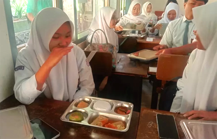 DISTRIBUSI: Siswa SMKN 1 Jember antusias menyambut pendistribusian MBG, Senin (10/6/2025).