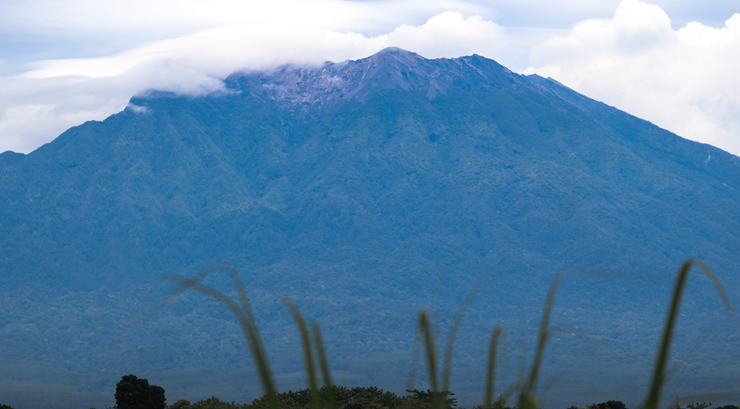 ERUPSI LAGI: Gunung Raung yang memiliki ketinggian 3.332 mdpl dipotret dari Kecamatan Glenmore, Jumat (13/6).