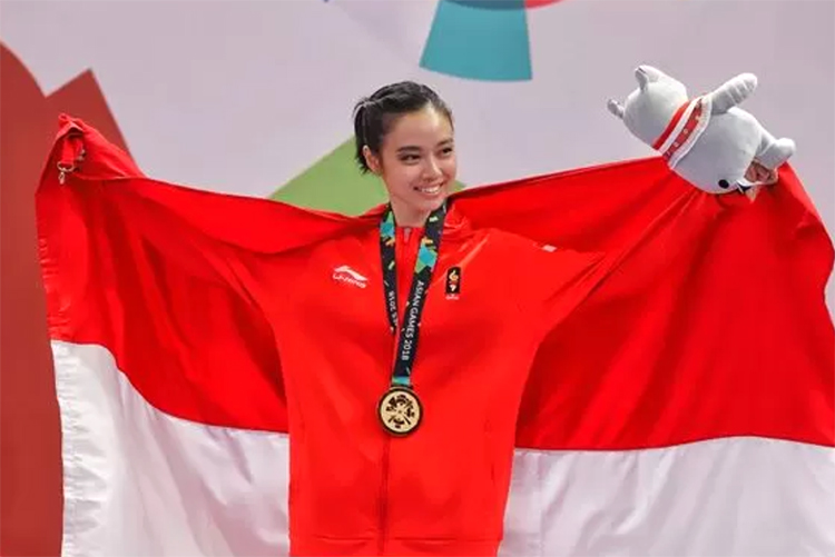 Mantan ratu wushu Indonesia, Lindswell Kwok, kritik pemberian Rolex pemain Timnas Indonesia oleh Presiden Prabowo.