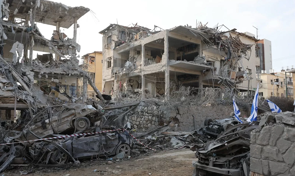 Kerusakan di permukiman sipil di Ramat Gan dekat Tel Aviv, Israel usai serangan balasan Iran.