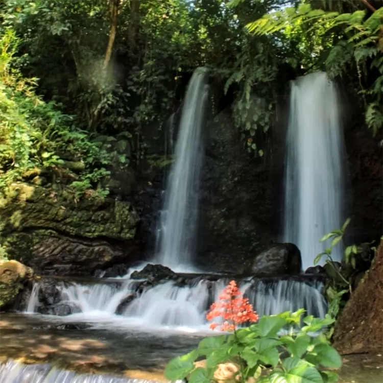 Air terjun putri kembar di Legomoro Dusun Sumbermulyo, Desa Margomulyo, Kecamatan Glenmore.