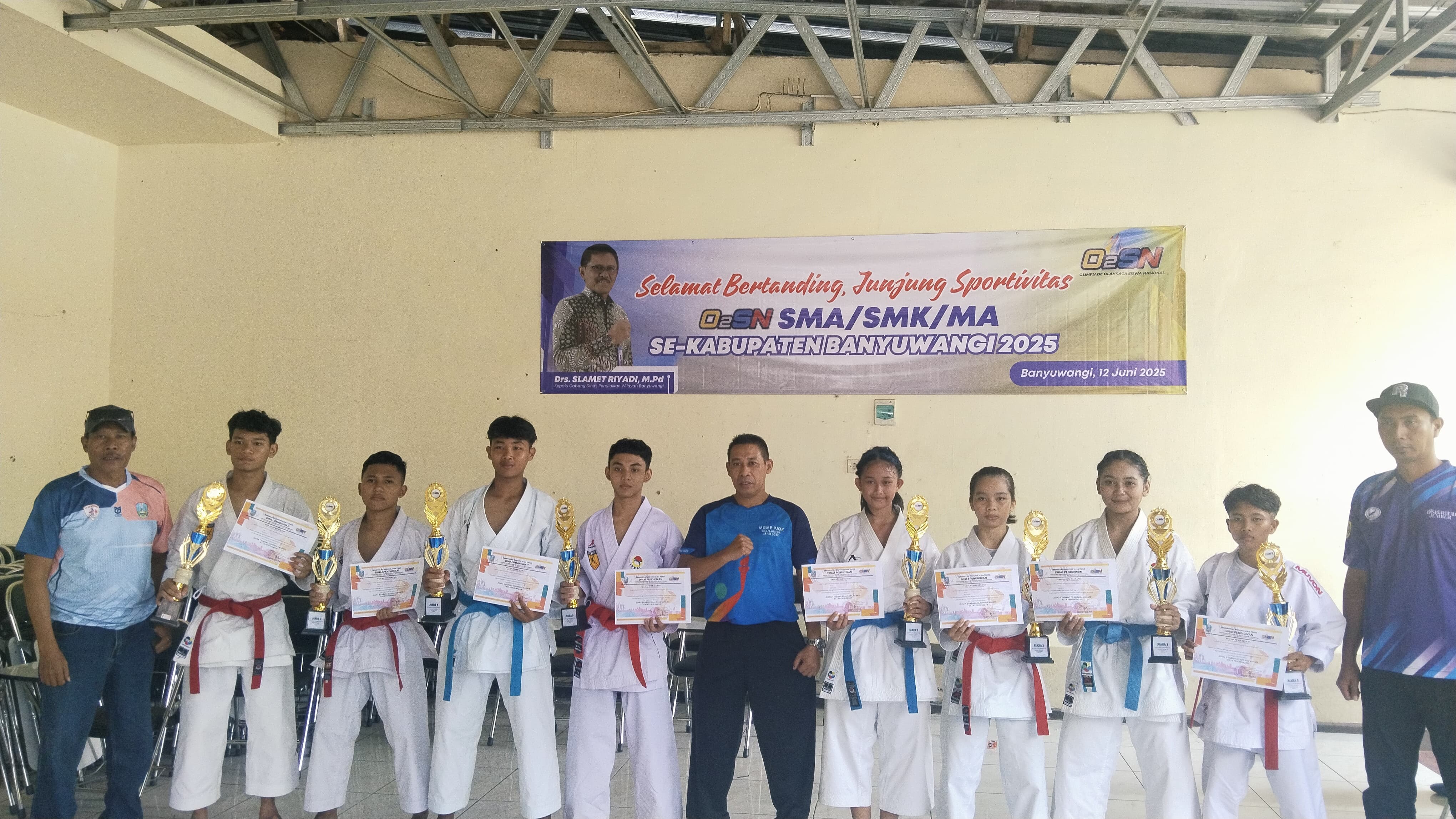 PARA JUARA : Atlit yang memenangi cabor Karate dan Pencak Silat dalam ajang O2SN SMA/SMK/MA se Banyuwangi pada (12/6/2025) di SMAN 2 Taruna Bhayangkara