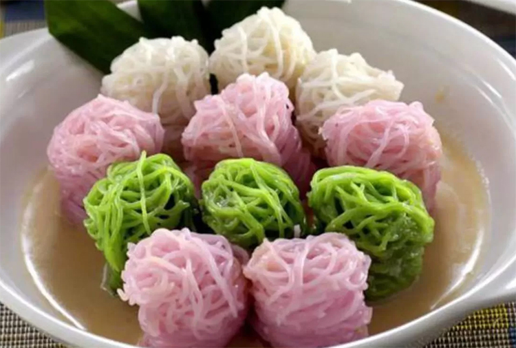 Kue putu mayang khas Betawi dengan kuah kinca.