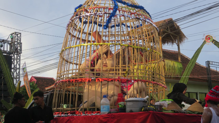 MUDUN LEMAH: Kirab budaya warga Singojuruh menampilkan ragam seni dan budaya. Salah satunya tradisi turun tanah, yaitu ketika bayi pertama kali menginjakkan kaki di tanah.