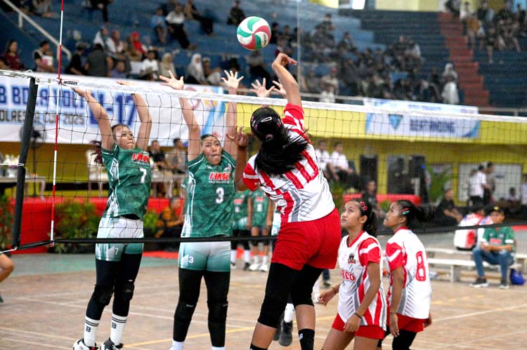 SMASH KERAS: Tim putri Vorco berhasil meraih juara satu setelah menaklukkan tim putri HMD di GOR Tawangalun, Sabtu (14/6).