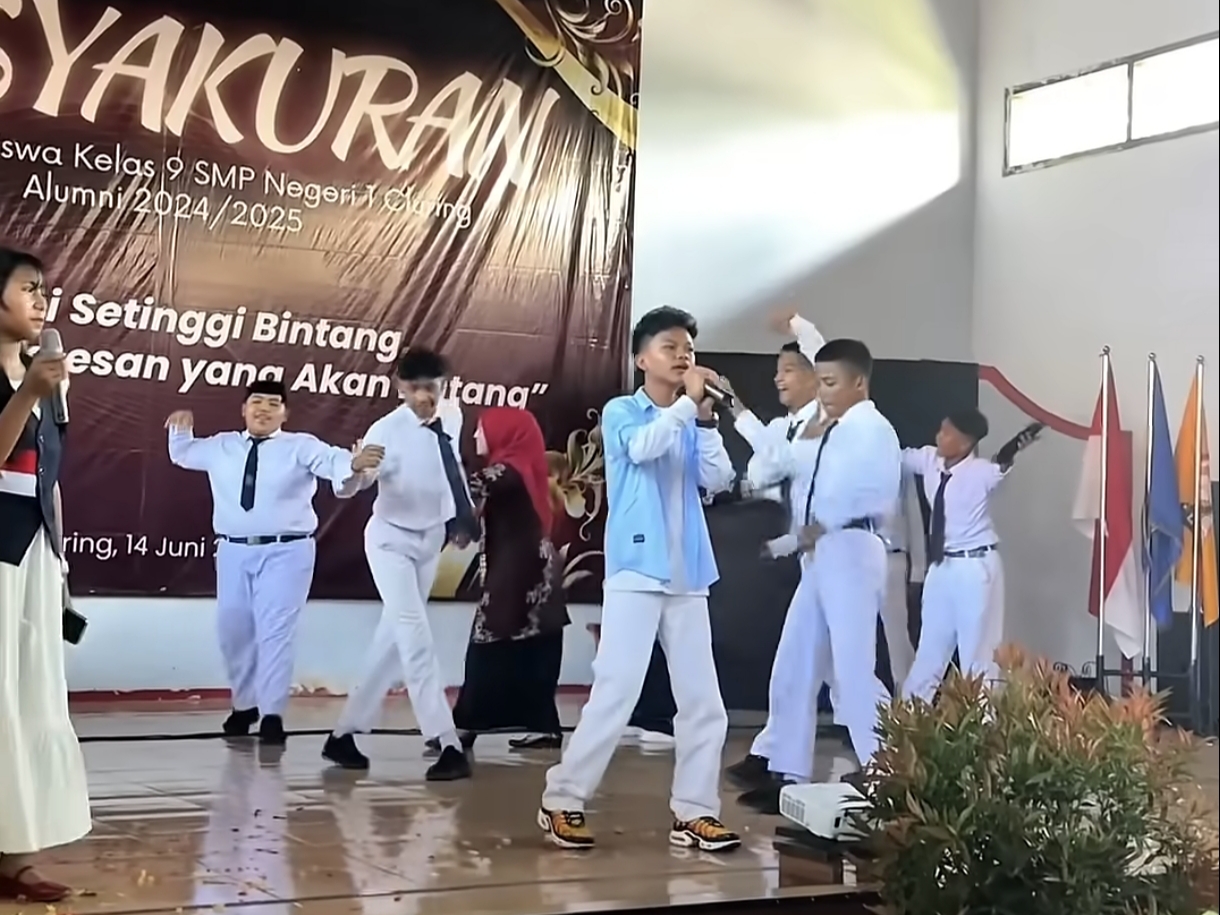 Farel Prayoga saat tampil di acara perpisahan sekolahnya di SMPN 1 Cluring.