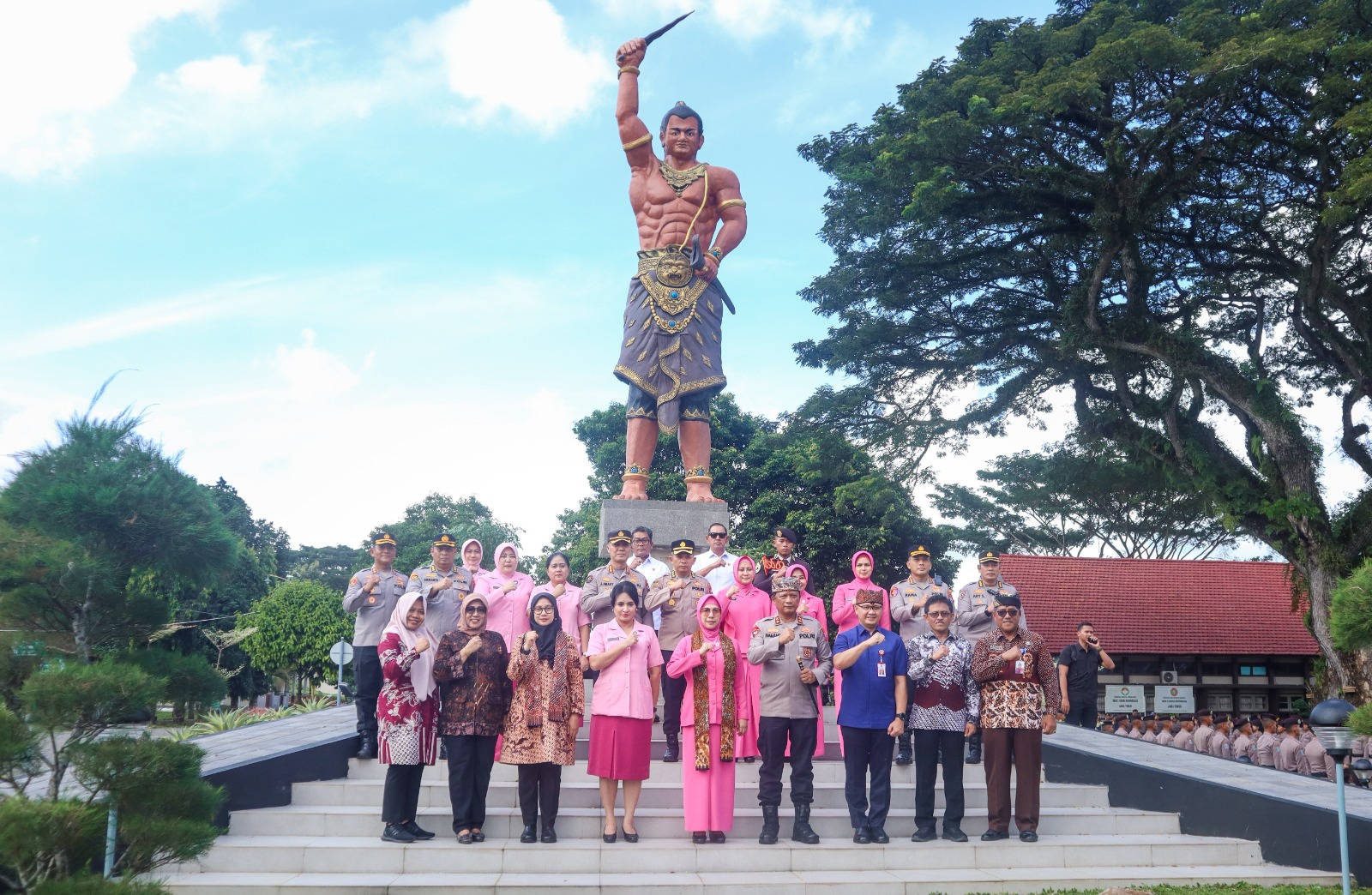Kapolda Irjen Pol Nanang Avianto, Bupati Ipuk Fiestiandani, Kepala Dispendik Jatim Aries Agung Paewai, Plt Kacabdispendik Jatim wilayah Banyuwangi Slamet Riyadi, dan Kepala Smadatara H Mujib.