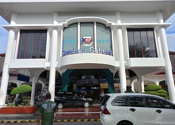 Stasiun Surabaya Gubeng hadir sebagai simpul transportasi modern.