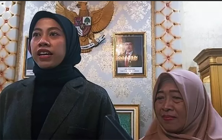 Megawati Hangestri bersama sang ibunda di Pendopo Bupati Jember.
