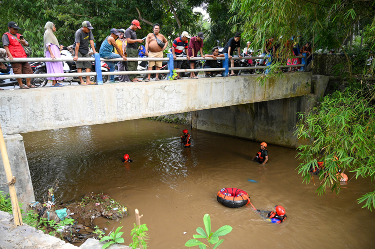TURUN KE SUNGAI: Tim gabungan menyisir Sungai Bagong untuk mencari keberadaan AAG, bocah yang hanyut di sungai setempat, Senin siang (16/6).
