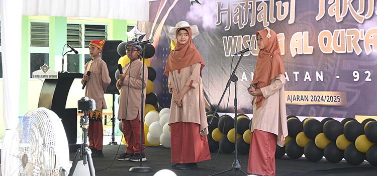 EMPAT BAHASA : Perwakilan siswa menyampaiakan pengalaman selama mengenyam pendidikan di SD Al Irsyad Al Islamiyah menggunakan Bahasa Indonesia, Bahasa Arab, Bahasa Inggris dan Bahasa Osing