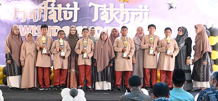 PRESTASI : Siswa peraih nilai raport tertinggi untuk kelas 6 putra SD Al Irsyad Al Islamiyah Banyuwangi