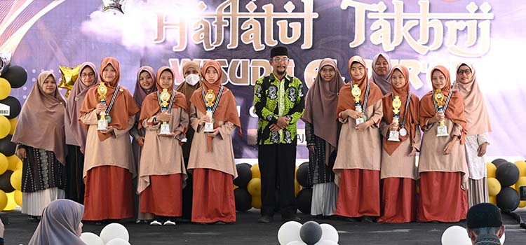 ANDALAN : Siswi SD Al Irsyad Al Islamiyah Banyuwangi yang mendapatkan nilai raport tertinggi di kelas 6