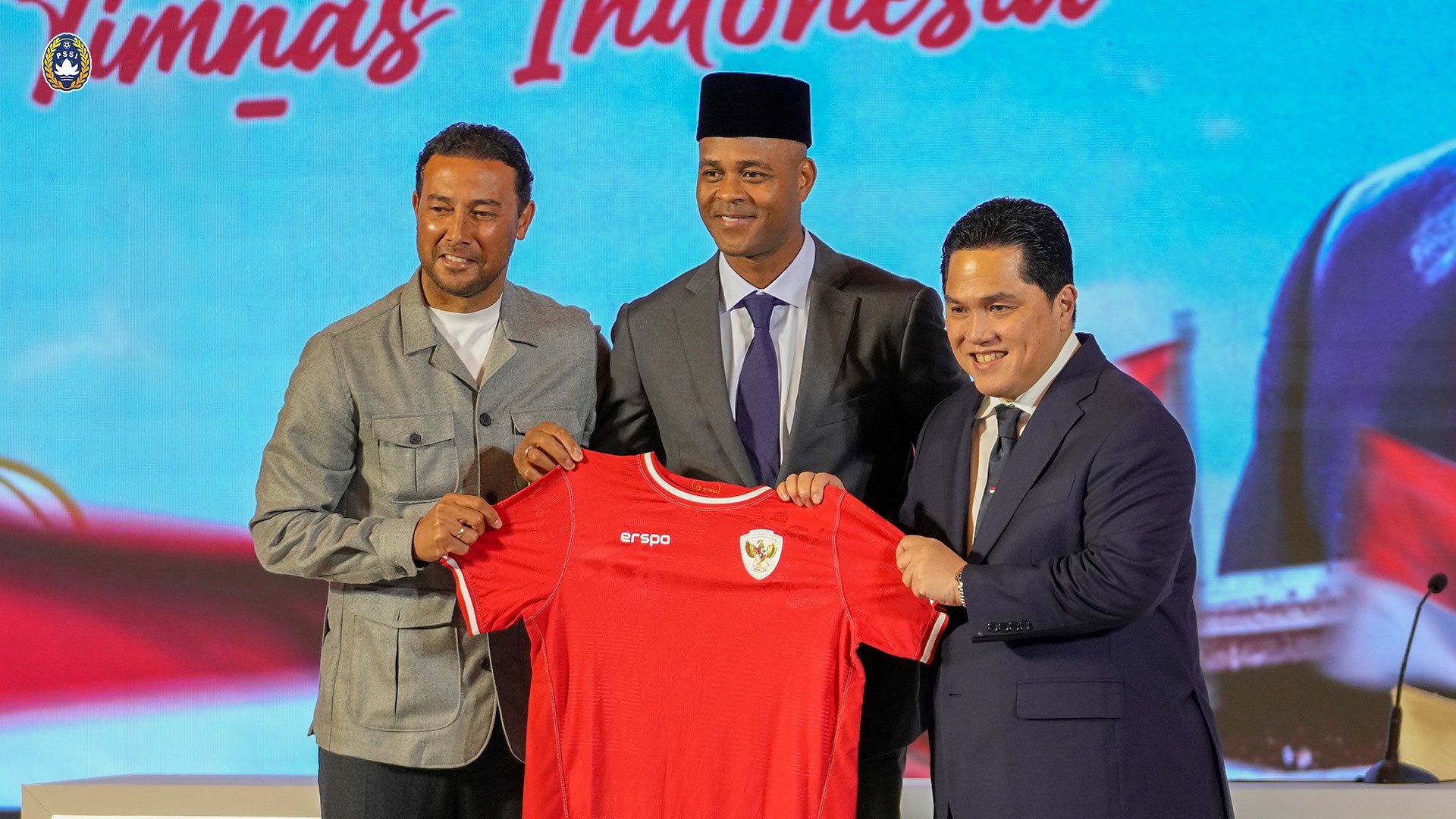 MOMEN: Denny Landzaat saat diperkenalkan sebagai asisten pelatih timnas Indonesia