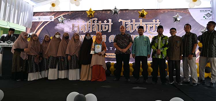 BANGGA : Salma(tengah)bersama keteua yayasan, ketua paguyuban, kepala SD. Salma telah menuntaskan 30 Juz selama mengenyam pendidikan di SD Al Irsyad Al Islamiyah