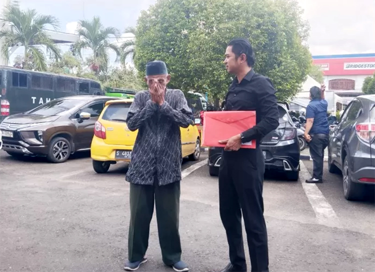 SIDANG: Kakek Kahpi (73) bersama penasihat hukumnya, Kamis (12/6) lalu.