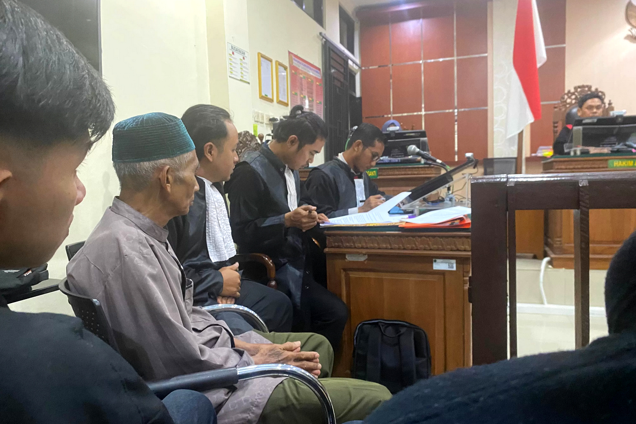 Kakek Kahpi didampingi tim penasihat hukumnya hadir langsung dalam sidang PK atas vonis putusan Kasasi MA di PN Martapura, Kamis (12/6).