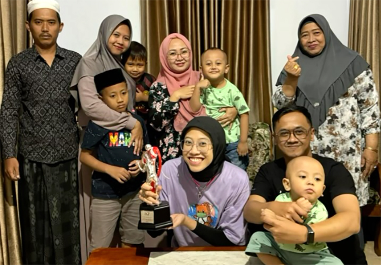 Megawati Hangestri Pertiwi (pegang piala) bersama keluarga besarnya di Jember.