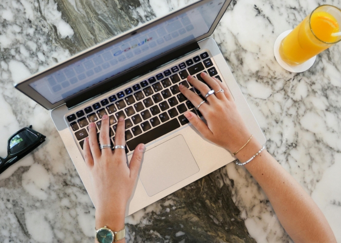 Pelajari cara logout akun Google di laptop untuk menjaga privasi dan keamanan data pribadi.