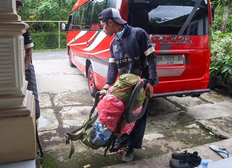 PEJUANG RUPIAH: Salah satu guide pendakian Gunung Raung yang berada di Kabupaten Banyuwangi, Bondowoso, dan, Jember jalur Dusun Wonorejo, Desa Kalibaru Wetan, Kecamatan Kalibaru.