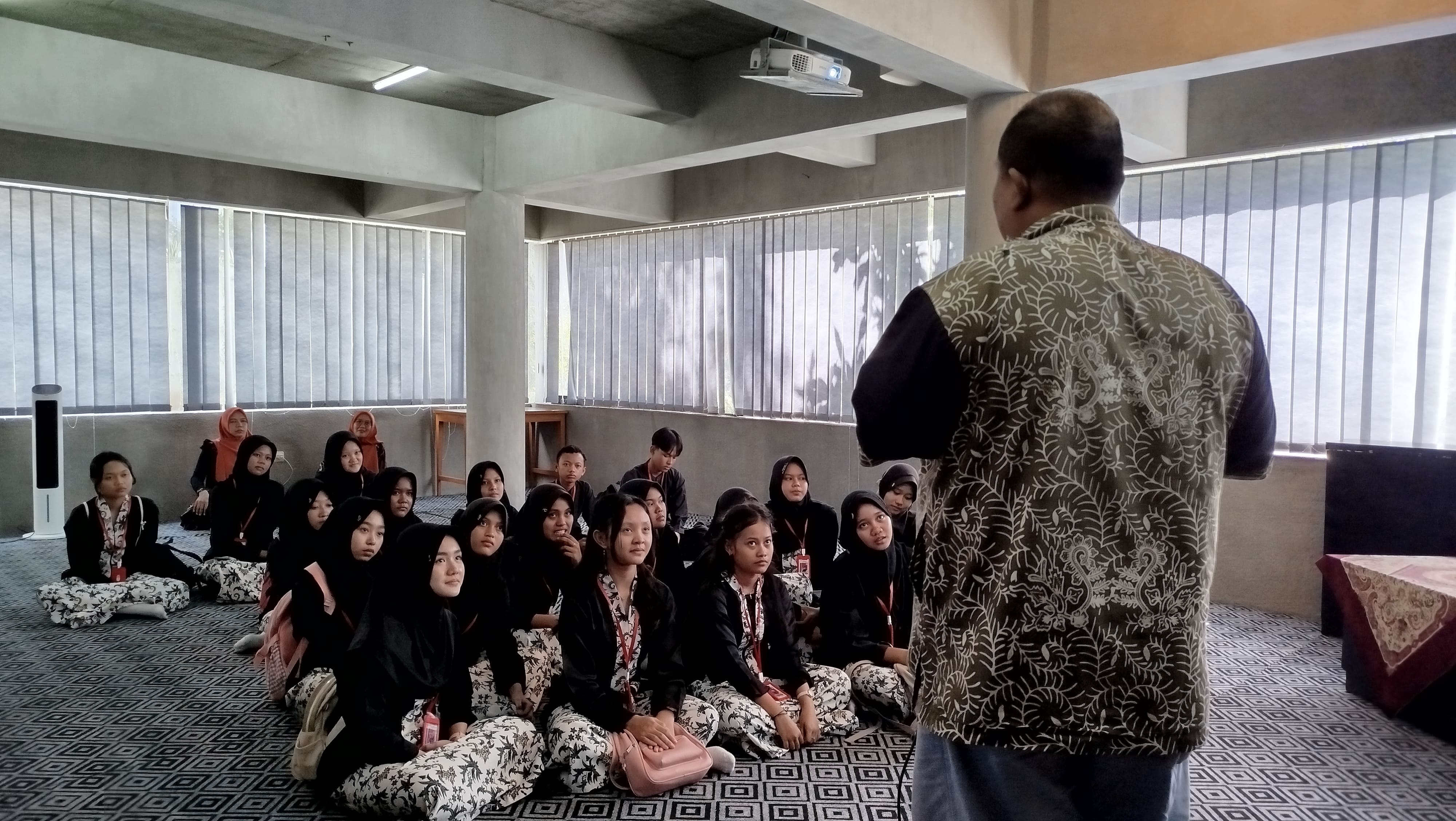 Kunjungan edukasi dari SMP Negeri 1 Purwoharjo ke Jawa Pos Radar Banyuwangi Rabu (18/6).